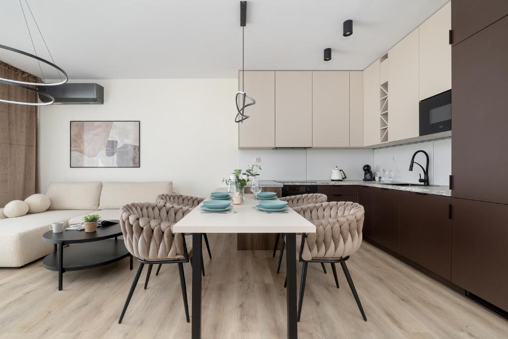 Kuchyňa alebo kuchynka v ubytovaní Wiślane Tarasy Lux Apartments Cracow by Renters Prestige
