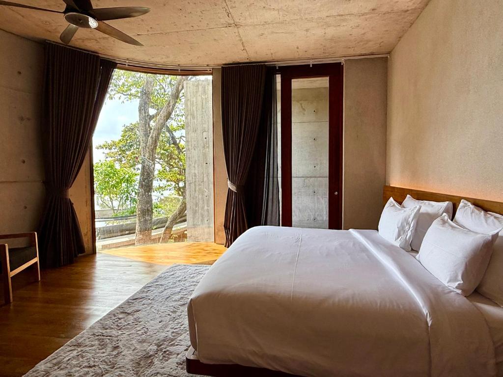 Postel nebo postele na pokoji v ubytování Vows Villa Beachfront