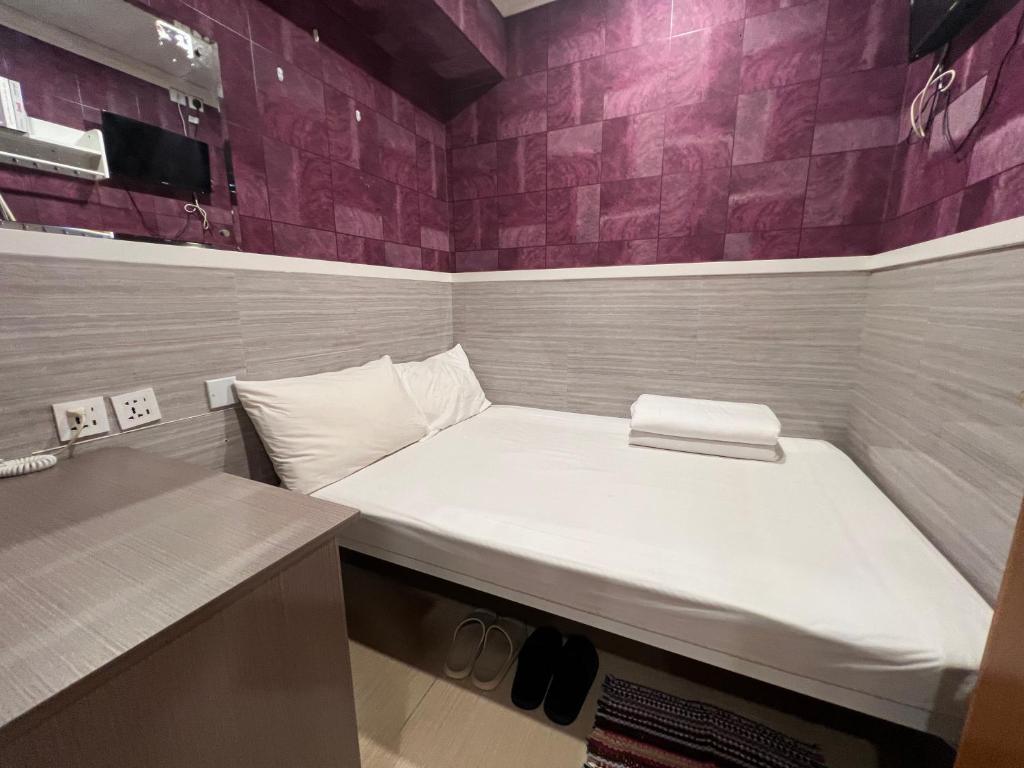 A bed or beds in a room at Hop Inn on Nathan Road