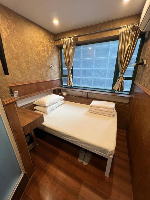 A bed or beds in a room at Hop Inn on Nathan Road
