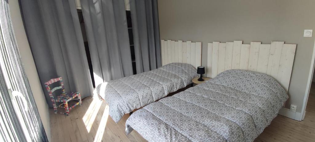 Łóżko lub łóżka w pokoju w obiekcie Idéalement situé, tout à pied, 60m2