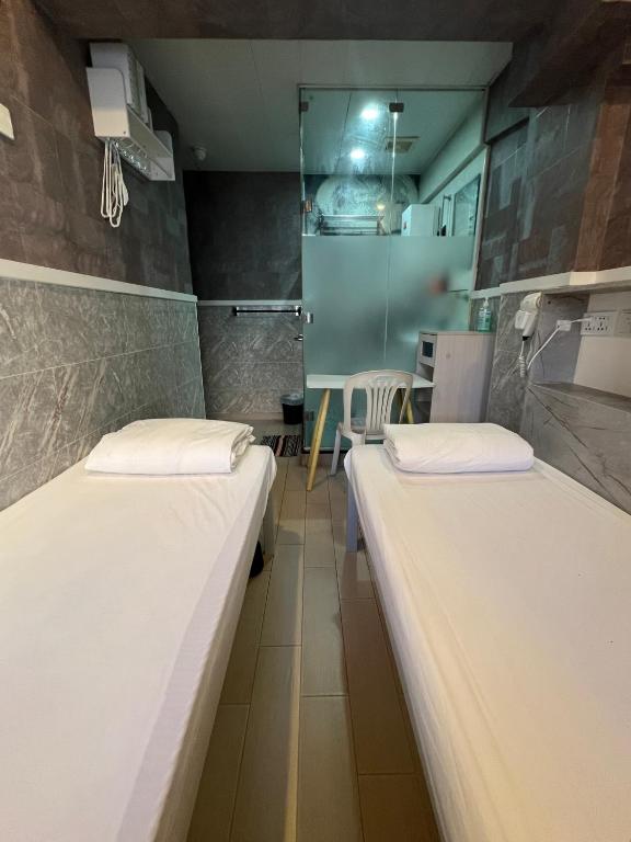 A bed or beds in a room at Hop Inn on Nathan Road