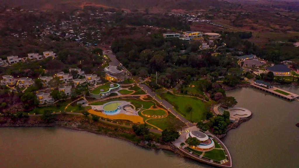 une vue aérienne d'une station balnéaire sur l'eau dans l'établissement Gorgora Eco Resort By Ethiopian Skylight, à Gorgora