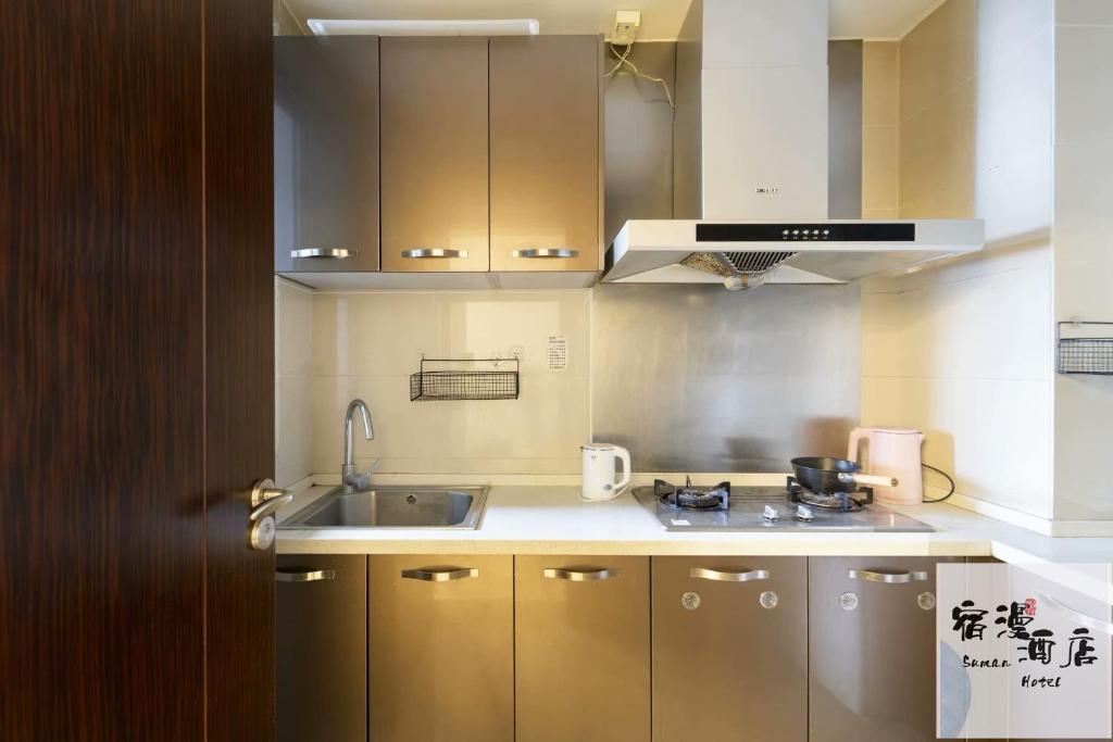 Kuchyň nebo kuchyňský kout v ubytování Su Man Designer River View Hotel宿漫设计师江景酒店重庆洪崖洞店