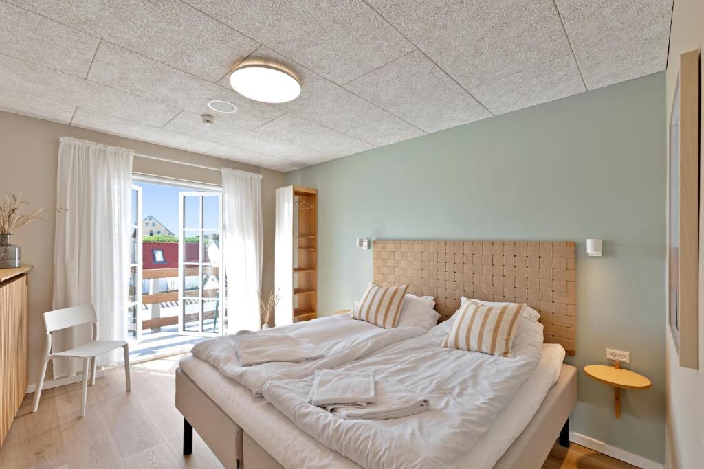 Postel nebo postele na pokoji v ubytování Hotel Klitbakken