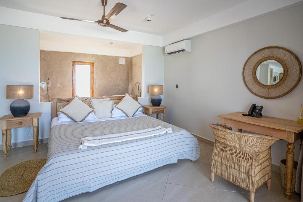 Postel nebo postele na pokoji v ubytování Kaskazi Hotel Zanzibar