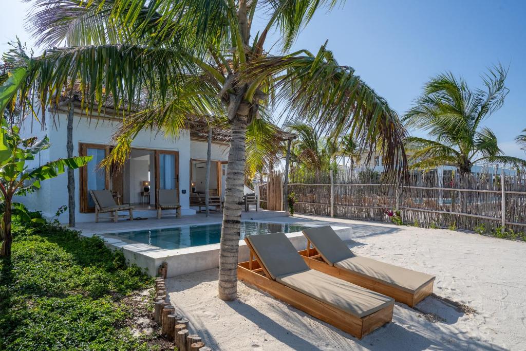 Bazén v ubytování Kaskazi Hotel Zanzibar nebo v jeho okolí
