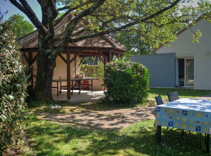 - un kiosque avec une table de pique-nique dans la cour dans l'établissement Maison familiale avec accès à la plage, à Mesquer