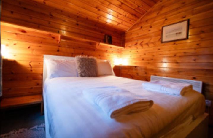 Postel nebo postele na pokoji v ubytování 345 Ida's Cabin