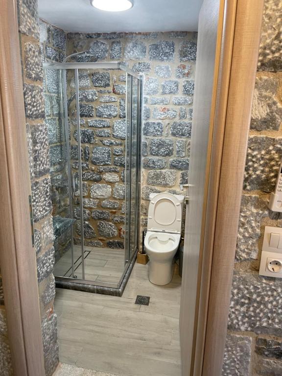 Łazienka w obiekcie Aroma Avlis Apartments