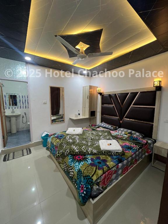 Postel nebo postele na pokoji v ubytování Hotel Chachoo Palace
