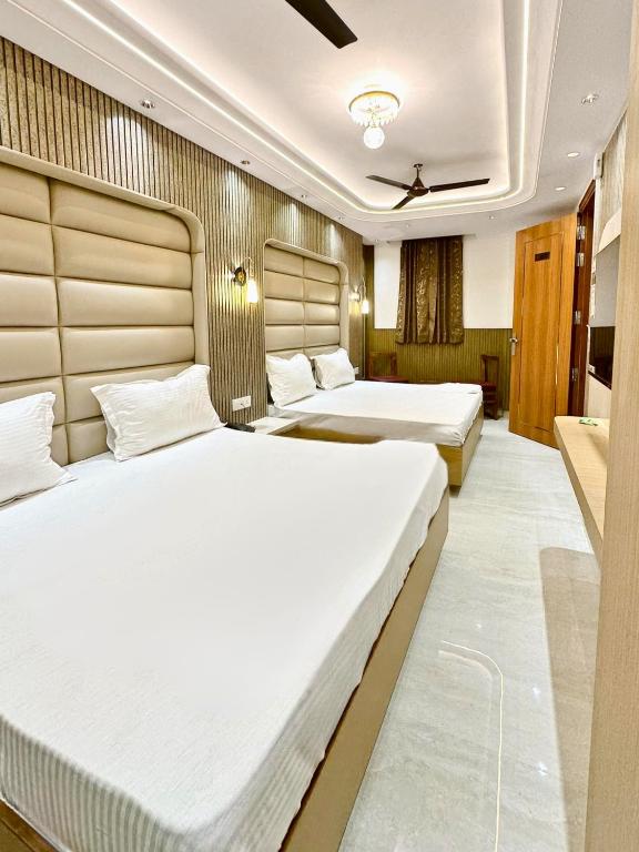 Postel nebo postele na pokoji v ubytování Delhi Delight Premium