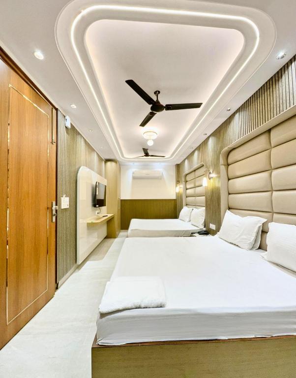 Postel nebo postele na pokoji v ubytování Delhi Delight Premium