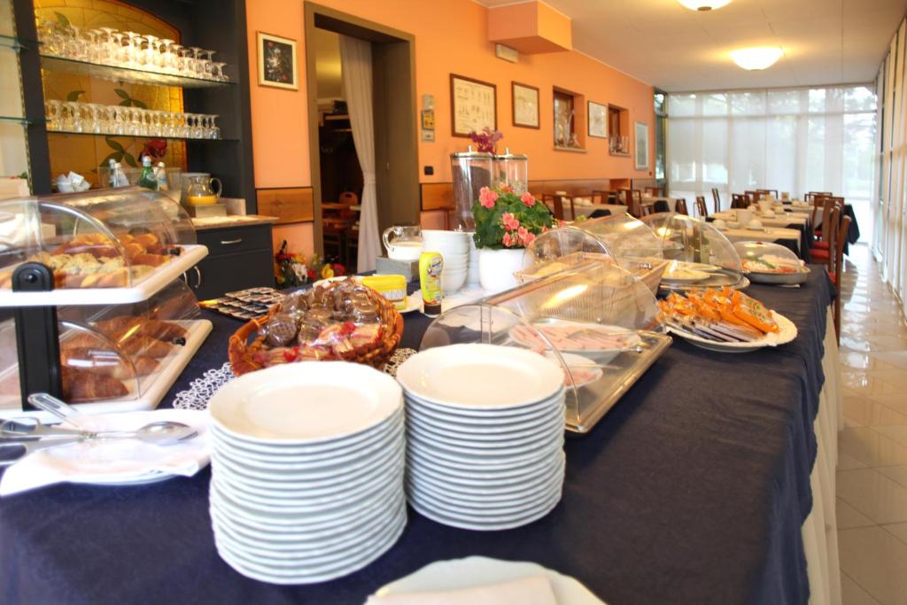 a buffet line with plates and food on a table at Albergo Ristorante Papa in Peschiera del Garda