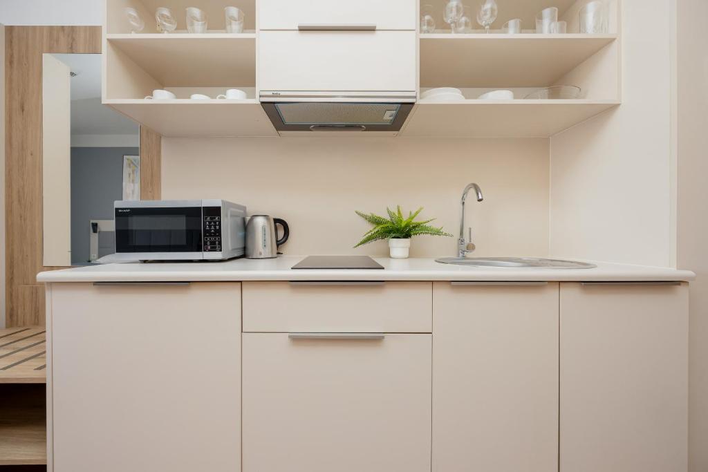 Kuchyň nebo kuchyňský kout v ubytování Business Studio Apartments Wolska by Noclegi Renters