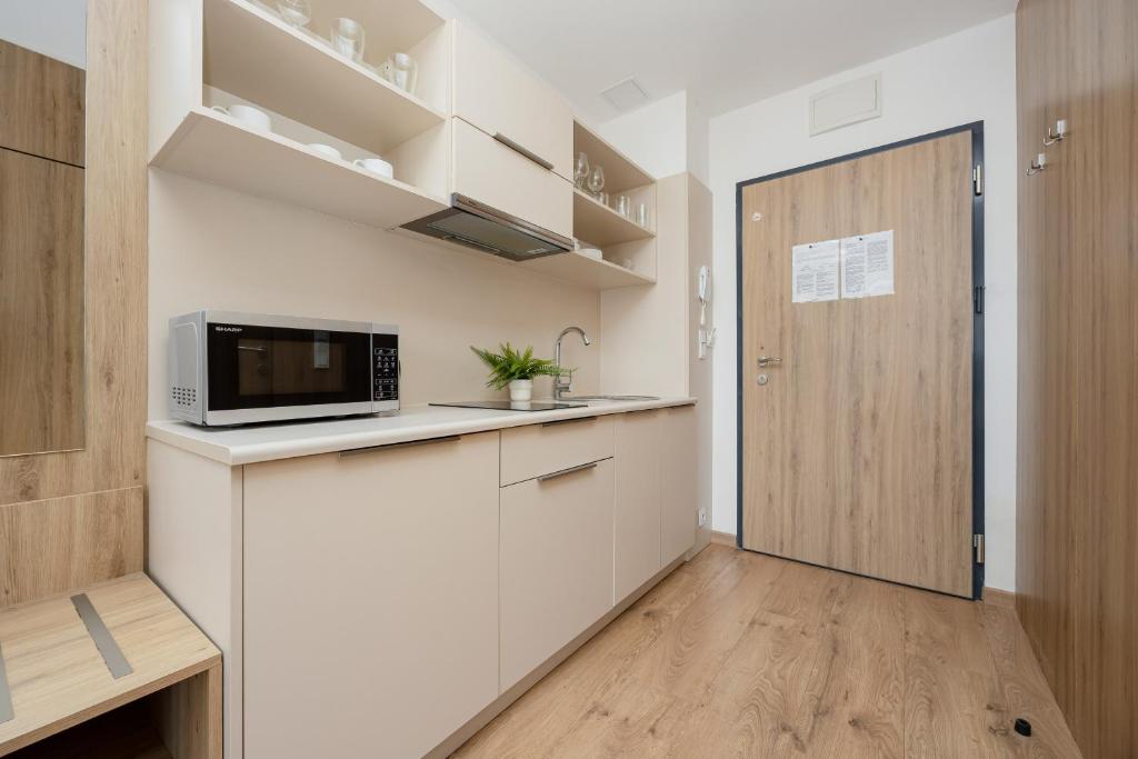 Kuchyň nebo kuchyňský kout v ubytování Business Studio Apartments Wolska by Noclegi Renters