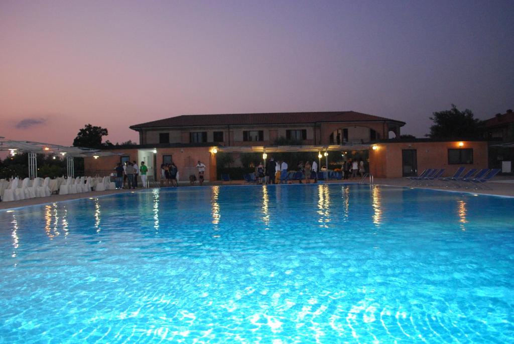 The swimming pool at or close to Hotel Borgo degli Olivi