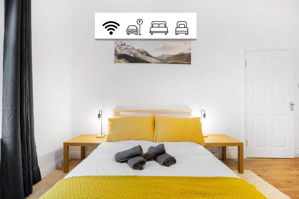 Un dormitorio con una cama con dos almohadas encima. en 2 Bed-Ground Floor-Free Parking, en Fife