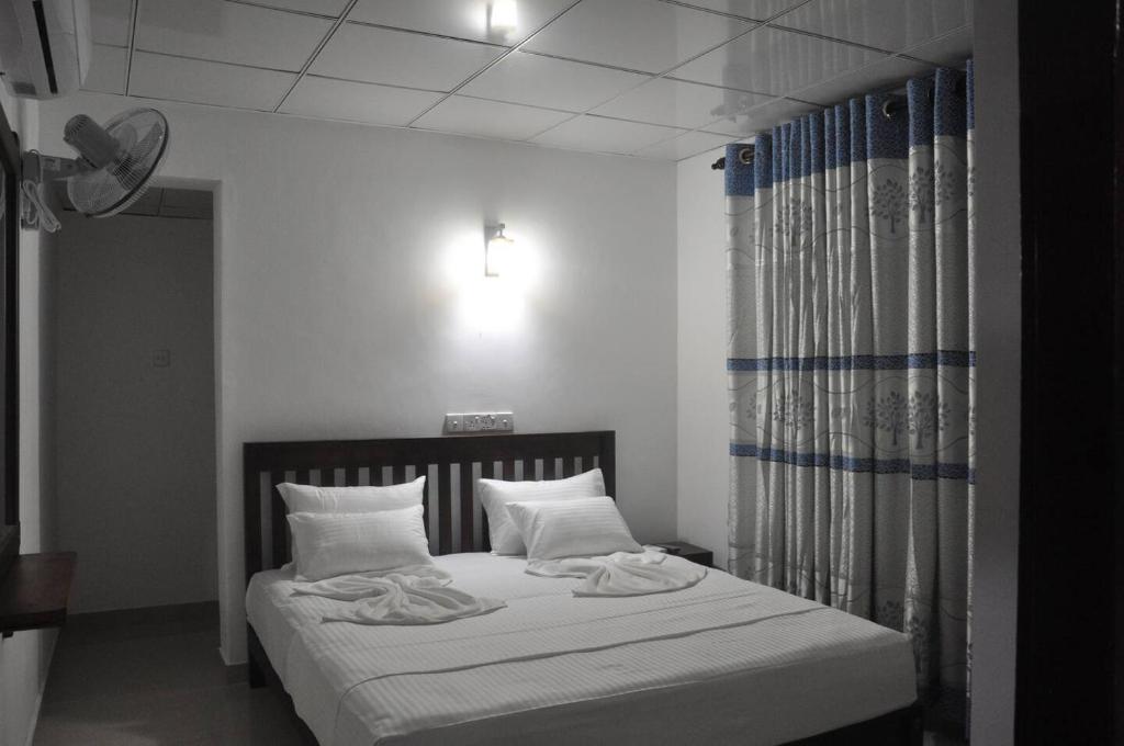 Postel nebo postele na pokoji v ubytování Better Yala Home