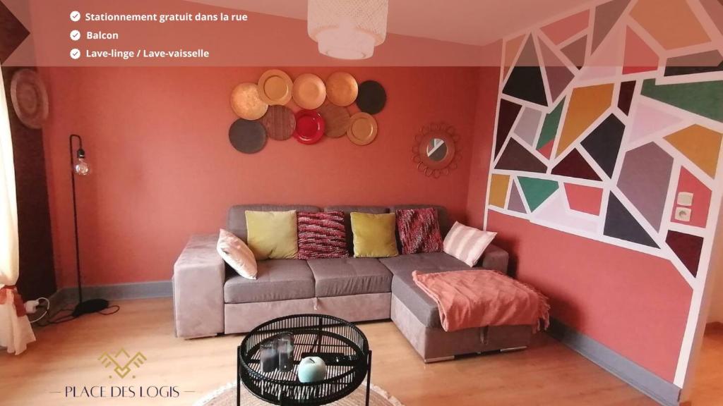 - un salon avec un canapé et un mur coloré dans l'établissement Le Turenne, centre-ville Belfort, à Belfort