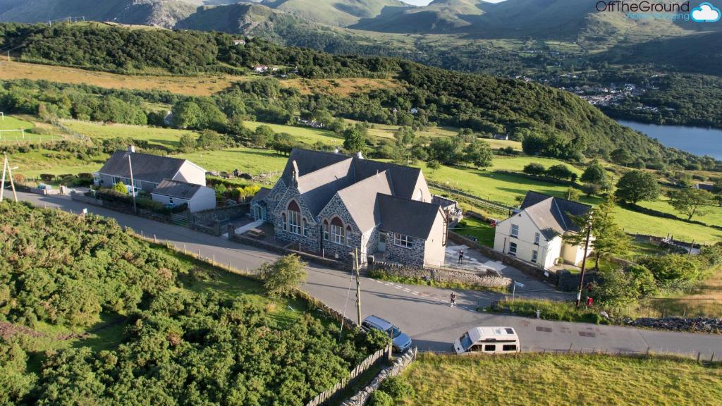 una vista aérea de una gran casa en una colina en Lodge Dinorwig en Llanberis