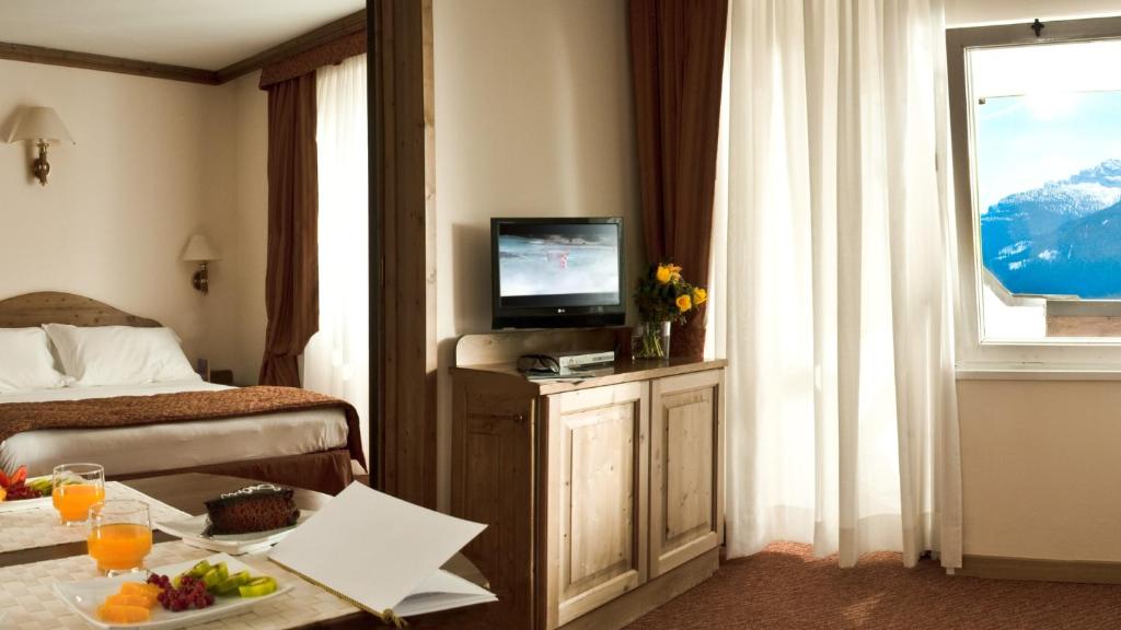 Telewizja i/lub zestaw kina domowego w obiekcie Hotel Alaska Cortina