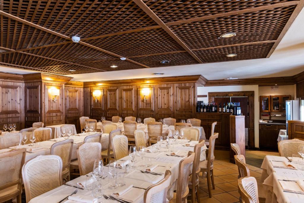 Restauracja lub miejsce do jedzenia w obiekcie Hotel Alaska Cortina