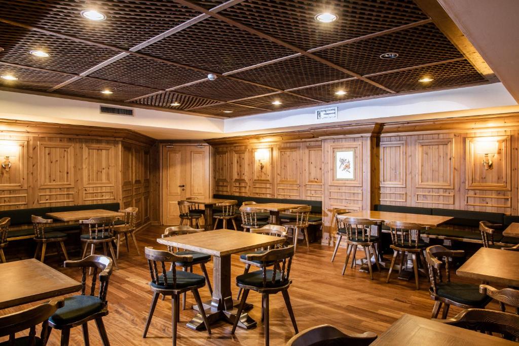 Restauracja lub miejsce do jedzenia w obiekcie Hotel Alaska Cortina