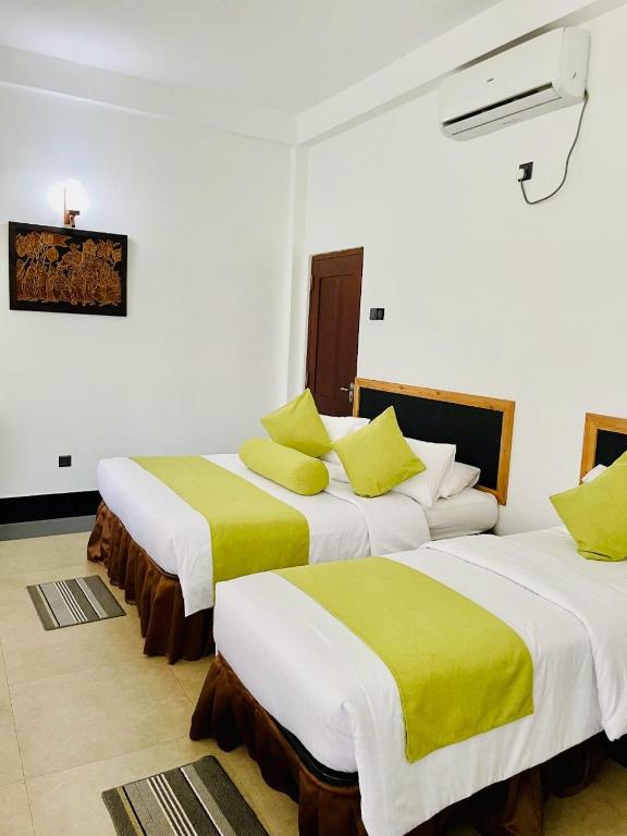 Postel nebo postele na pokoji v ubytování Thinaya Lake Resort