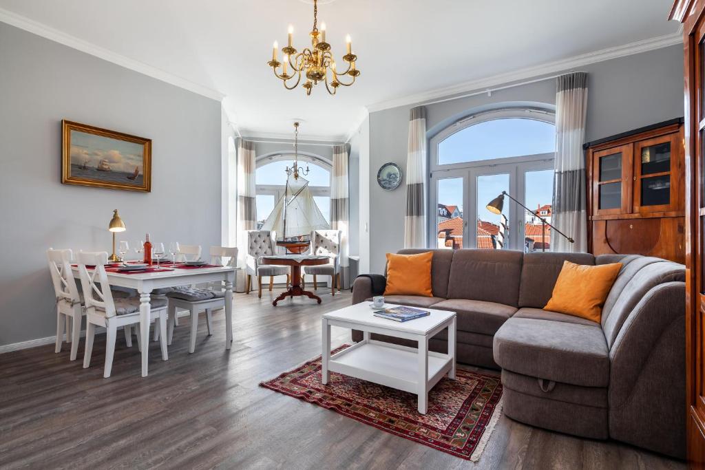 a living room with a couch and a table at App Lolita in Kühlungsborn