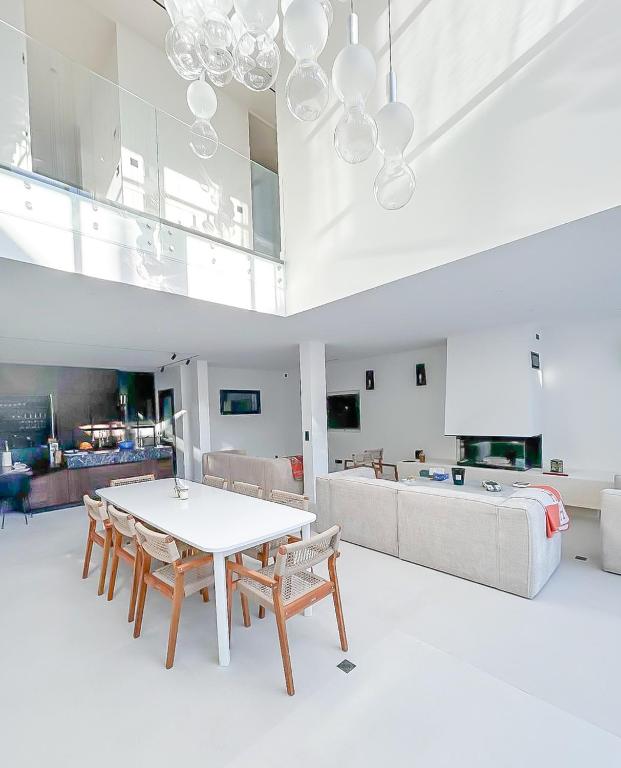 un salon avec une table, des chaises et un canapé dans l'établissement Villa Le Seize -Trouville-sur-mer, à Trouville-sur-Mer