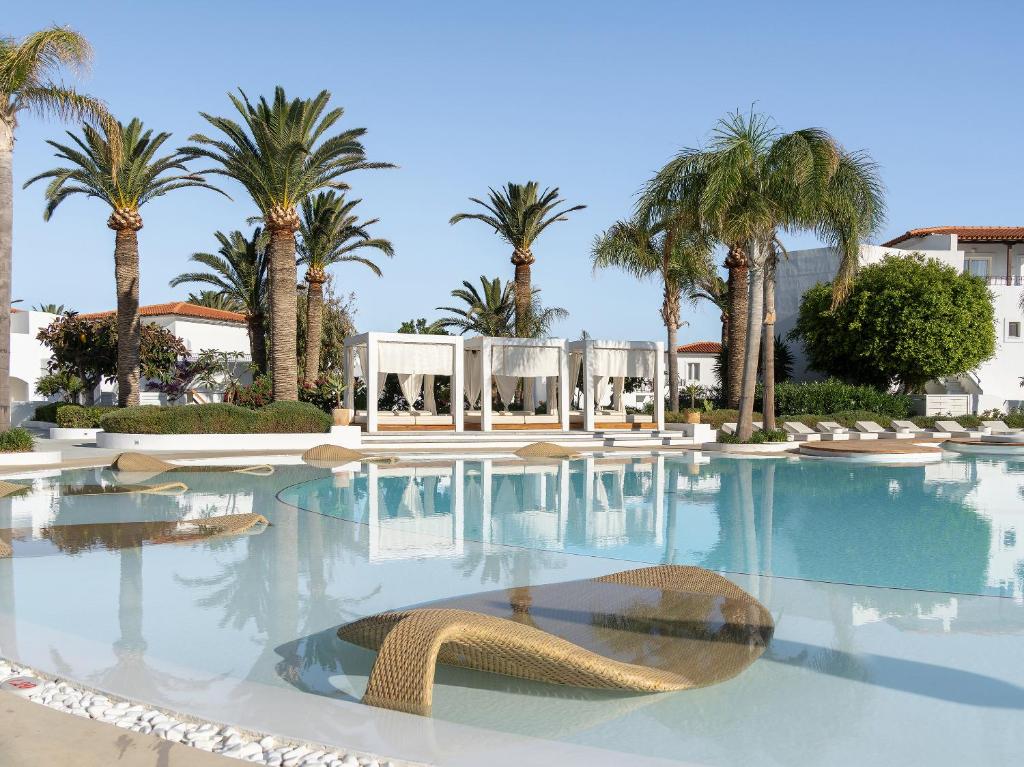 Bazén v ubytování Caramel, A Grecotel Resort to Live nebo v jeho okolí