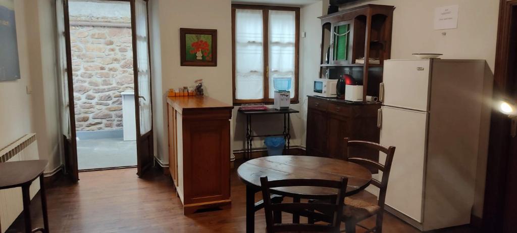 Kuchyň nebo kuchyňský kout v ubytování Hostal Mendaurpe