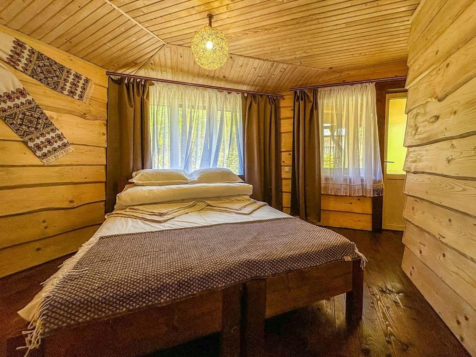 BerezhnytsyaにあるГотель ЙомоЙоの窓付きの木造の部屋のベッド1台