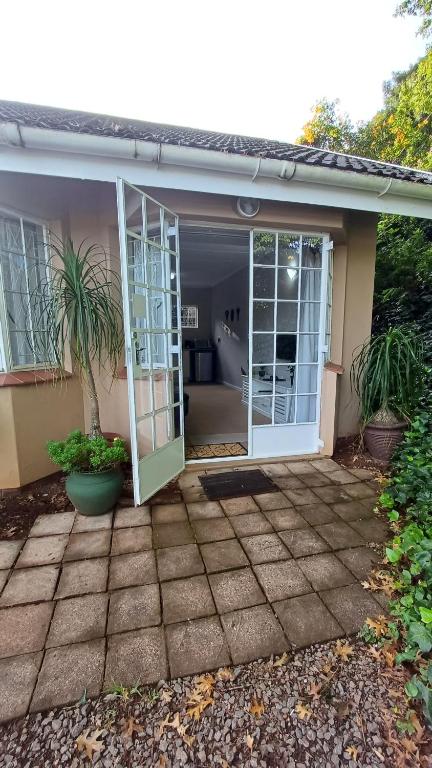 Κήπος έξω από το Pin Oak Inn