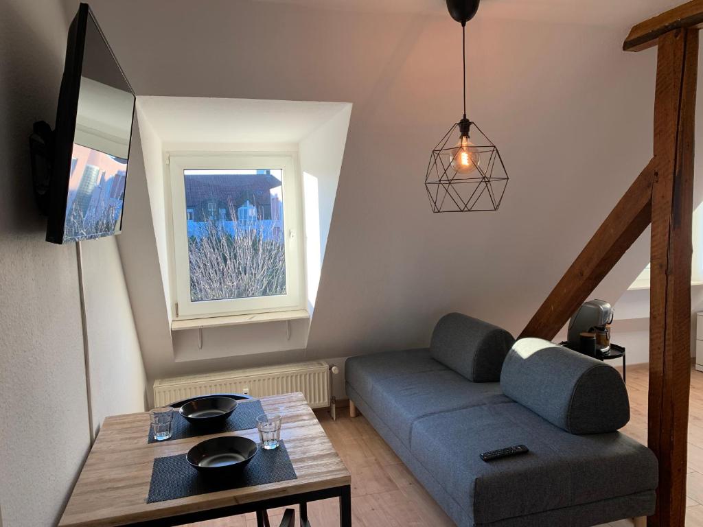 凯撒斯劳滕Monteurapartment in Kaiserslautern的客厅里有一张蓝色的沙发和一张桌子