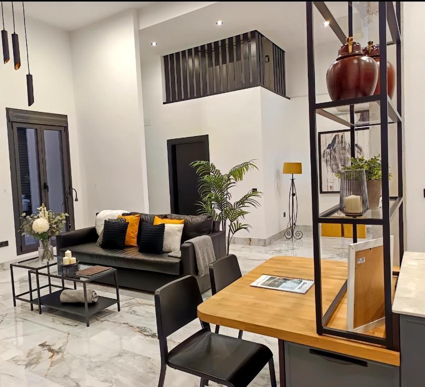 un salon avec un canapé et une table dans l'établissement Dream Loft, à Puente-Genil