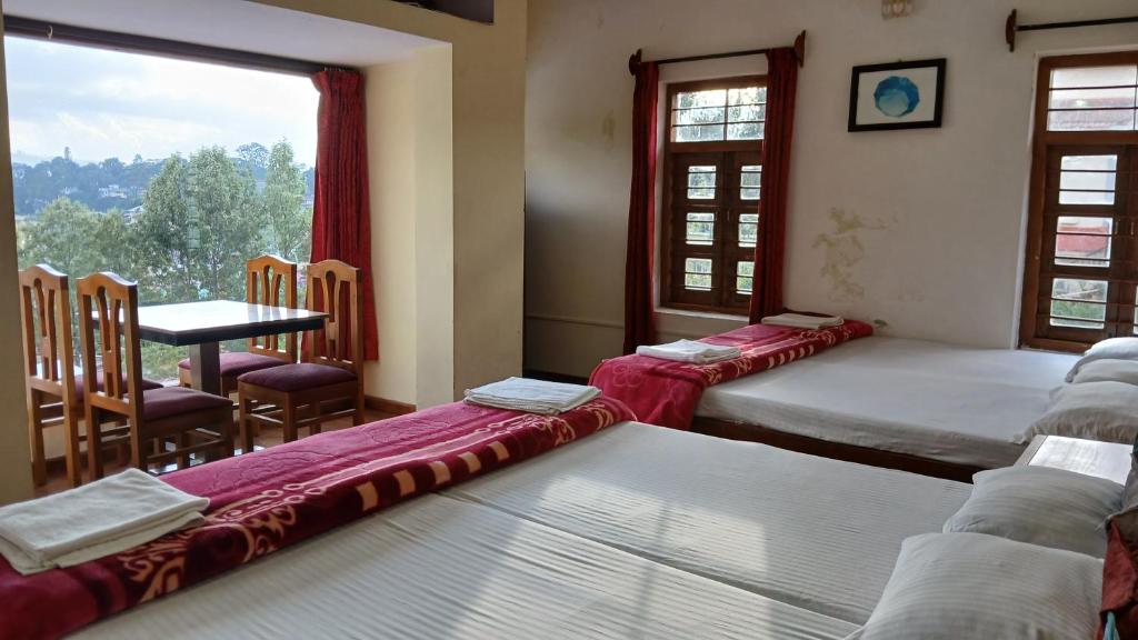 Postel nebo postele na pokoji v ubytování Satya Anand Cottage Pure Veg and Non Alcoholic Hotel
