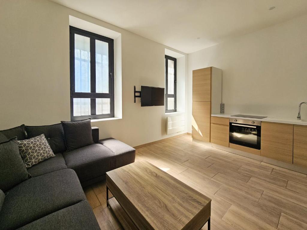 un salon avec un canapé et une table dans l'établissement Joli studio rénové en centre-ville proche tramway, à Nice