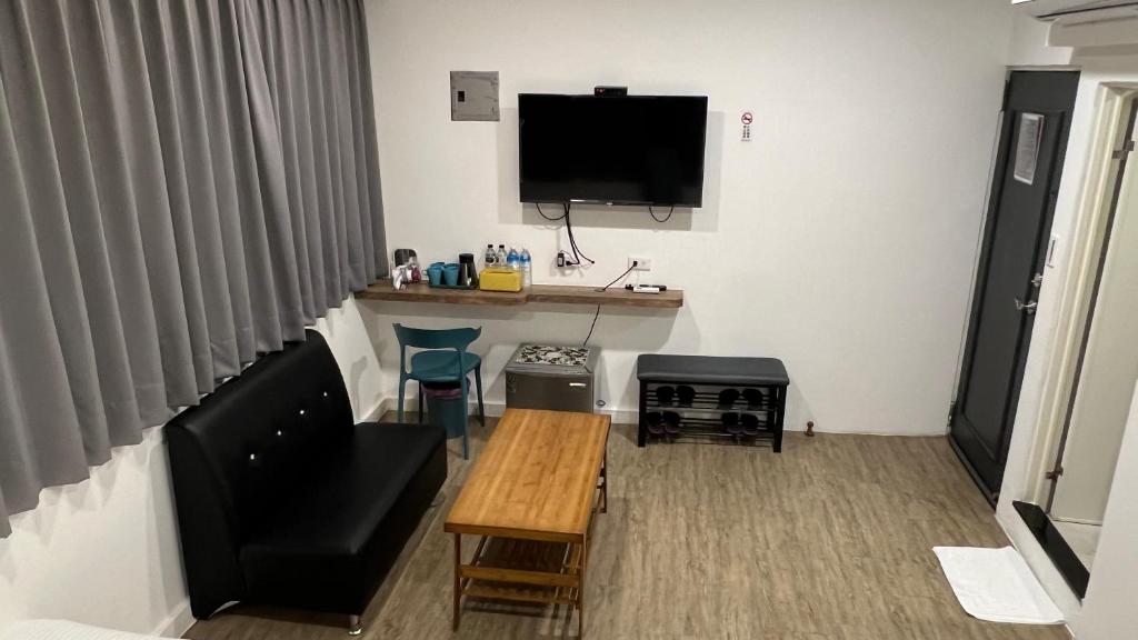TV a/nebo společenská místnost v ubytování Benz 賓士溫泉旅館