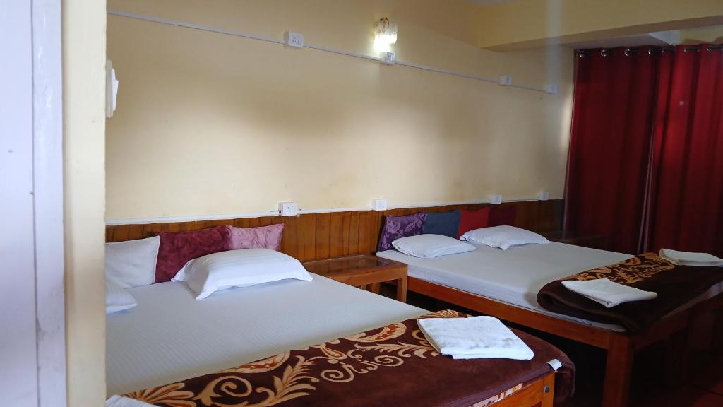 Postel nebo postele na pokoji v ubytování Satya Anand Cottage Pure Veg and Non Alcoholic Hotel