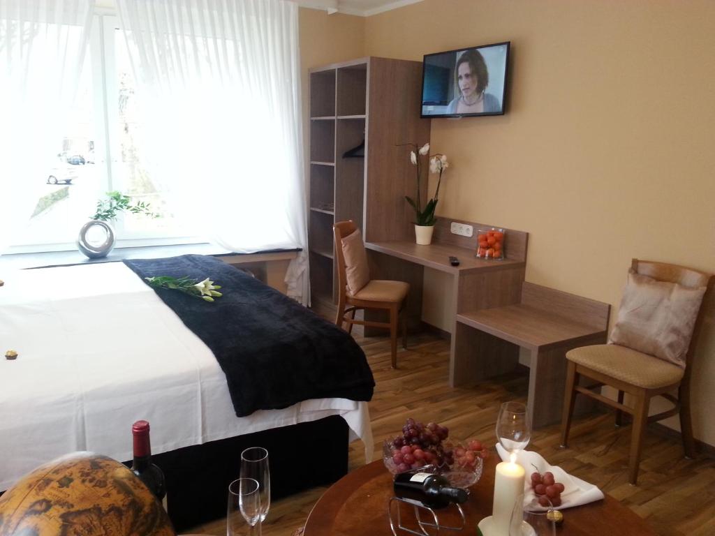 TV a/nebo společenská místnost v ubytování Hotel Zum Berggarten