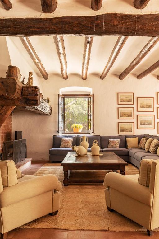 Posezení v ubytování Masia Sitges Mas Peirot Geniune Farmhouse 20 min walk from beaches 60 Heactares of Wine Fields Garden AC Until 18 people
