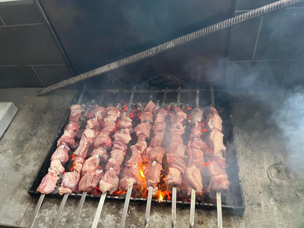 Gril dostupný pro hosty v hotelu