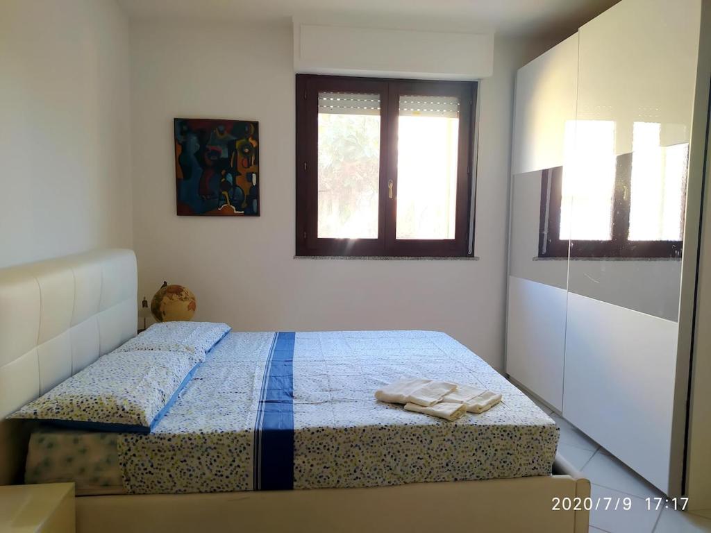 a bedroom with a bed with two towels on it at Alice e il mare in Alghero