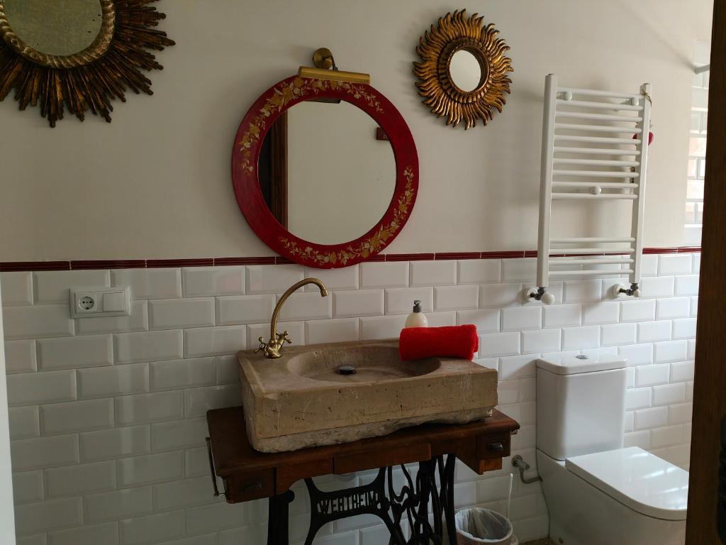 A bathroom at Casa rural Cal Fuster Experience