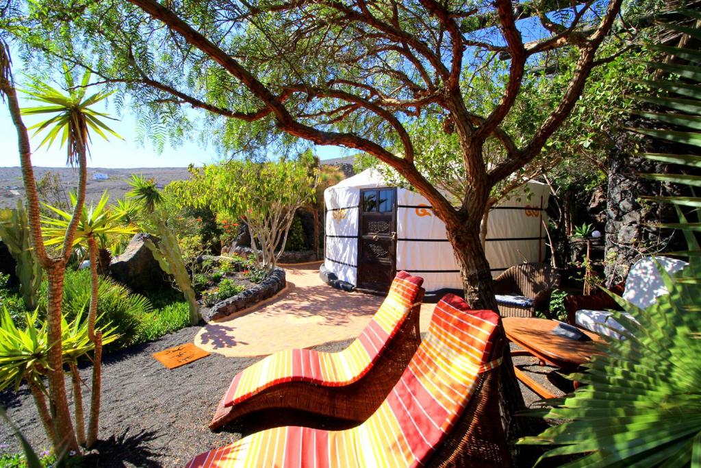 twee stoelen en een tafel voor een camper bij JURTE - Traumhafter Meerblick, beheizter Pool, Sauna, Billiard, Tischtennis, Garten in La Asomada