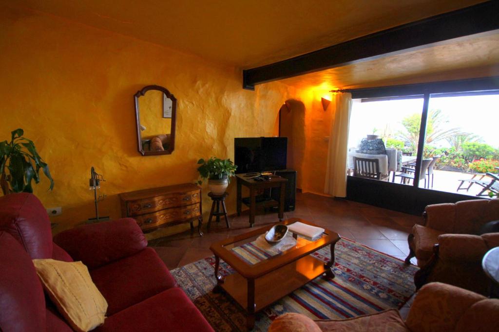TV a/nebo společenská místnost v ubytování ROCO 2 - Terrasse mit Meerblick, Sauna, großer Pool, pure Entspannung