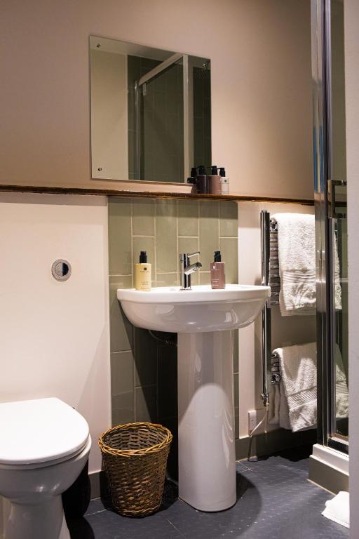 The Crown Rooms - Resim 21