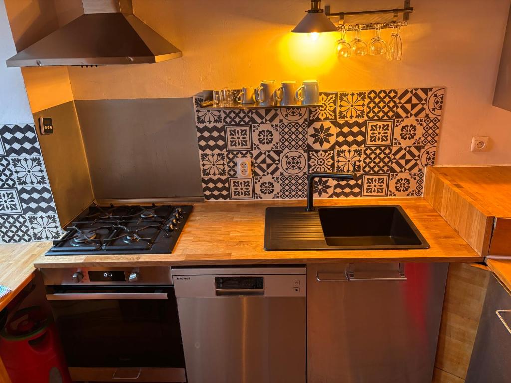 Kuchyňa alebo kuchynka v ubytovaní Le salagou sauna